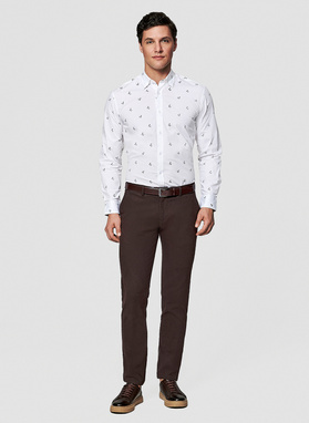 Biała koszula męska w wiśnie