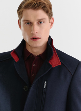 Granatowy płaszcz męski z podwójnym kołnierzem