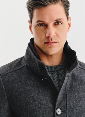 Szary płaszcz zapinany na guziki