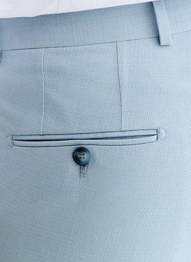 Błękitny garnitur męski