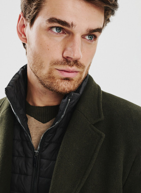 Wełniany płaszcz męski w kolorze zielonym