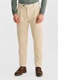 Beżowe spodnie z zakładkami