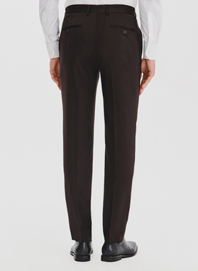 Brązowy garnitur męski