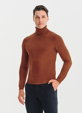 Golf męski w rudym kolorze