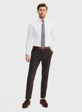 Gładki brązowy garnitur męski