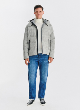 Szara kurtka w kratę z odpinanym kapturem