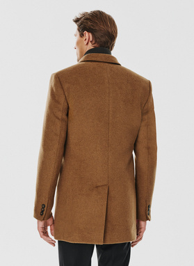 Kamelowy płaszcz męski z odpinaną stójką