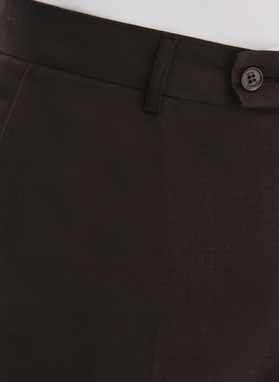 Brązowy garnitur męski