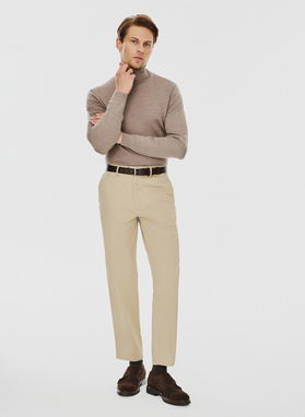 Męski golf w kolorze beżowym