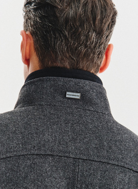 Szary płaszcz zapinany na guziki