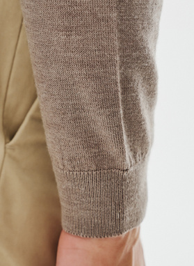 Męski golf w kolorze beżowym