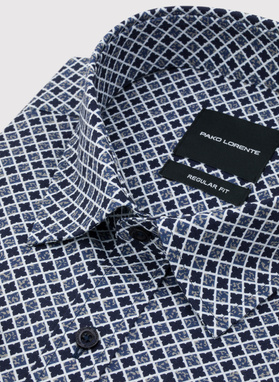 Granatowa koszula we wzór geometryczny