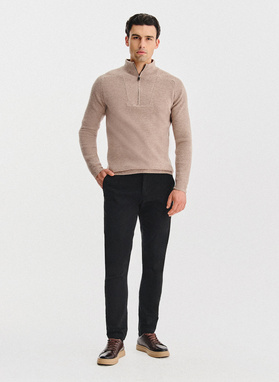 Beżowy sweter z rozpinaną stójką