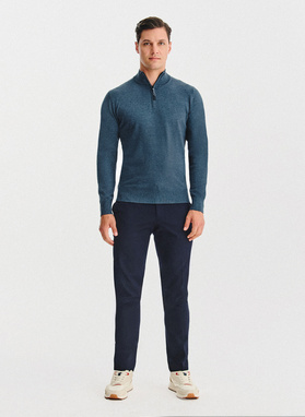 Granatowy sweter z rozpinaną stójką