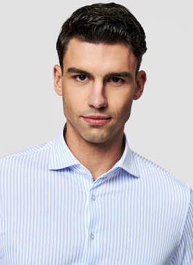 Błękitna koszula w prążek