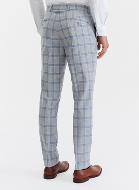 Szary garnitur męski w niebiesko-białą kratę