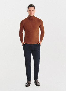 Golf męski w rudym kolorze