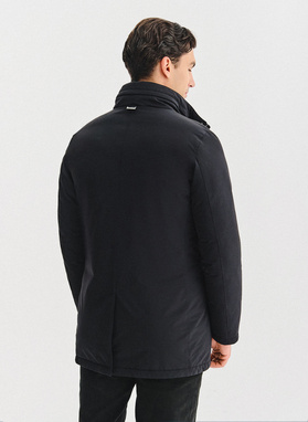 Czarna kurtka z odpinanym kołnierzem