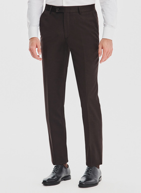 Brązowy garnitur męski