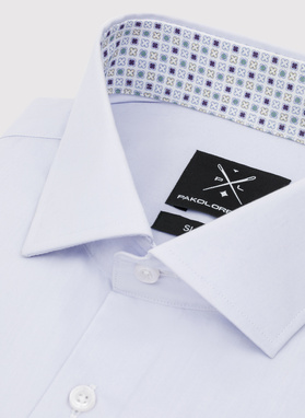 Błękitna koszula męska z kontrastowym wykończeniem