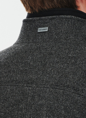 Szary płaszcz męski zapinany na guziki