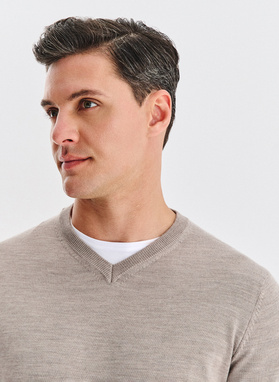 Wełniany sweter w kolorze beżowym