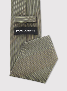 Zielony krawat w pasy