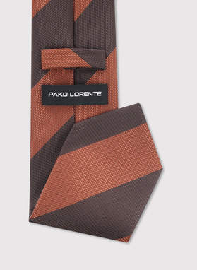 Brązowy krawat w pasy