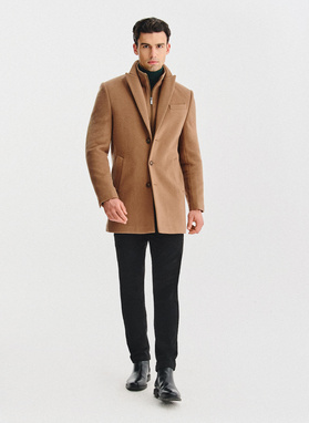 Kamelowy płaszcz męski z odpinaną stójką