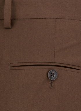 Gładki brązowy garnitur męski