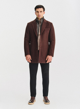 Brązowy płaszcz męski z odpinanym kołnierzem