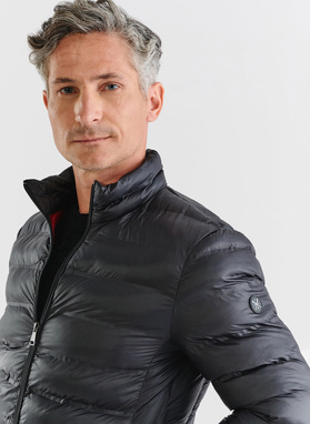 Krótka pikowana kurtka w kolorze czarnym