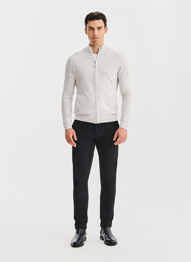 Jasnoszary rozpinany sweter z kieszeniami