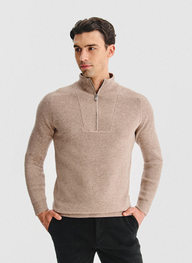 Beżowy sweter z rozpinaną stójką