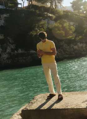 Gładki t-shirt polo w żółtym kolorze