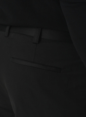 Czarne spodnie z podwiniętą nogawką