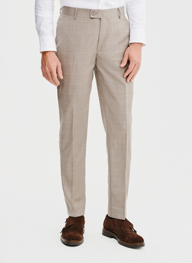 Dwurzędowy garnitur męski w kratkę