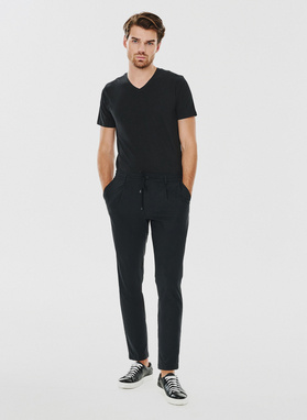 Czarny gładki t-shirt v-neck