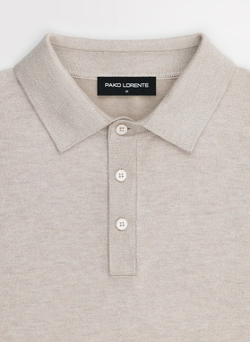 Sweter polo w kolorze beżowym