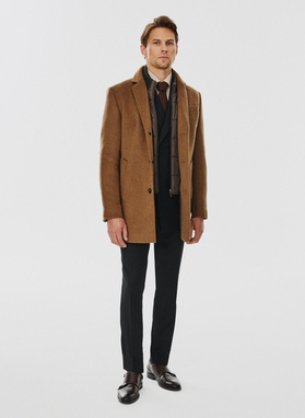 Kamelowy płaszcz męski z odpinaną stójką