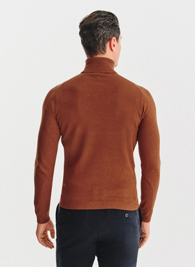 Golf męski w rudym kolorze