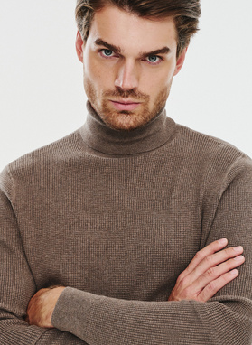 Męski golf w kolorze brązowym