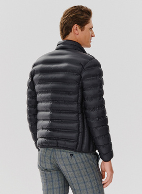 Krótka pikowana kurtka w kolorze czarnym