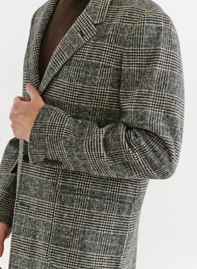 Brązowy płaszcz męski w kratę