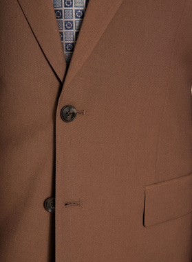 Gładki brązowy garnitur męski