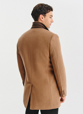 Kamelowy płaszcz męski z odpinaną stójką