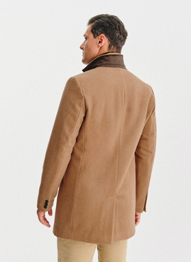 Beżowy płaszcz męski z odpinanym kołnierzem