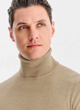 Golf męski w beżowym kolorze