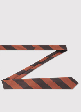 Brązowy krawat w pasy