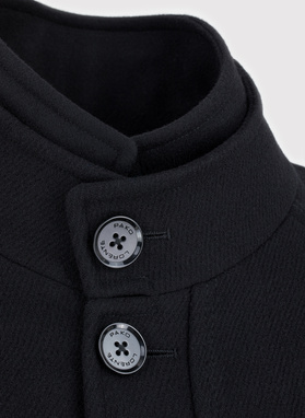 Czarny płaszcz męski zapinany na guziki